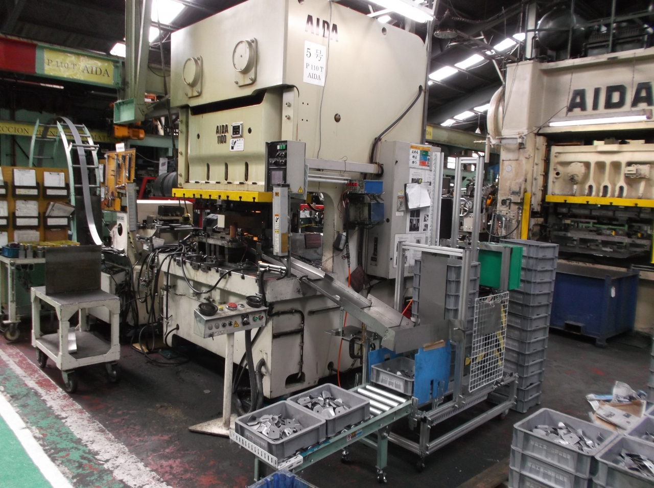 完全自動化された順送ライン